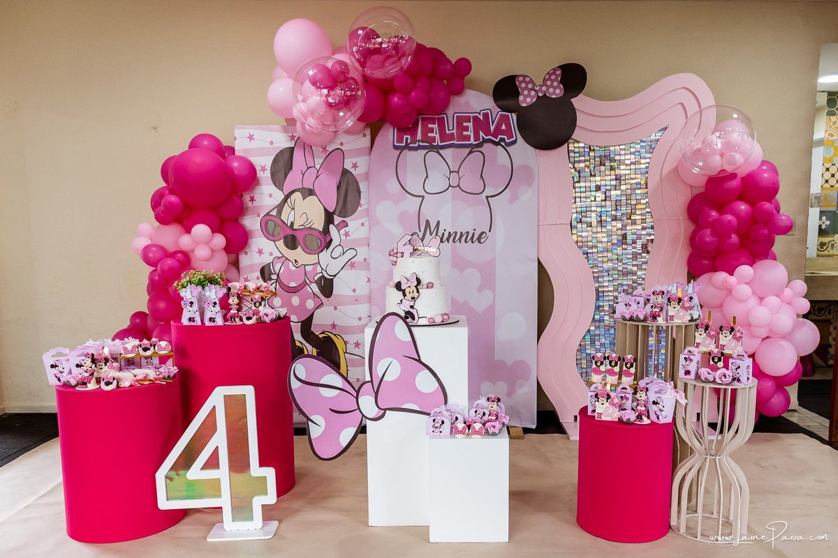 Festa infantil com decoração rosa no tema Minnie