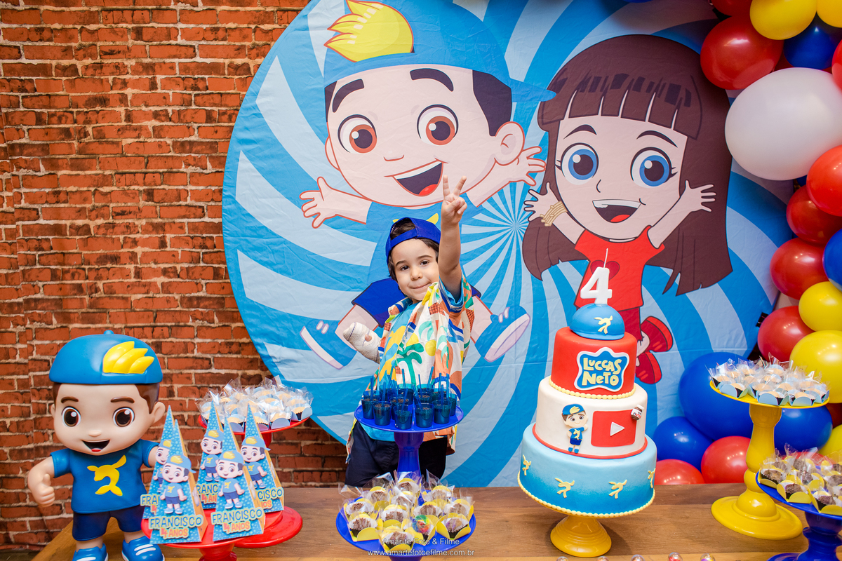 Festa infantil colorida no tema Luccas Neto